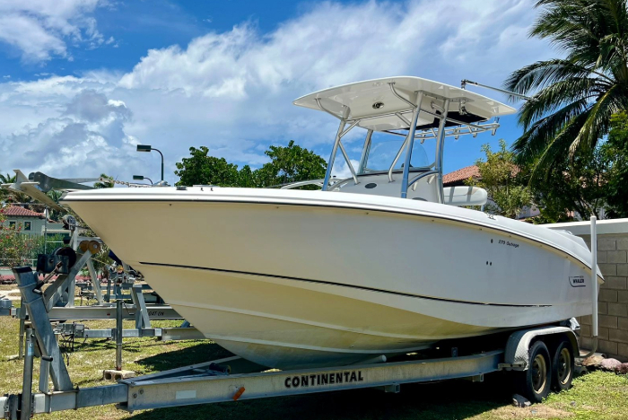 2006 Boston Whaler 270 Outrage. One working engine